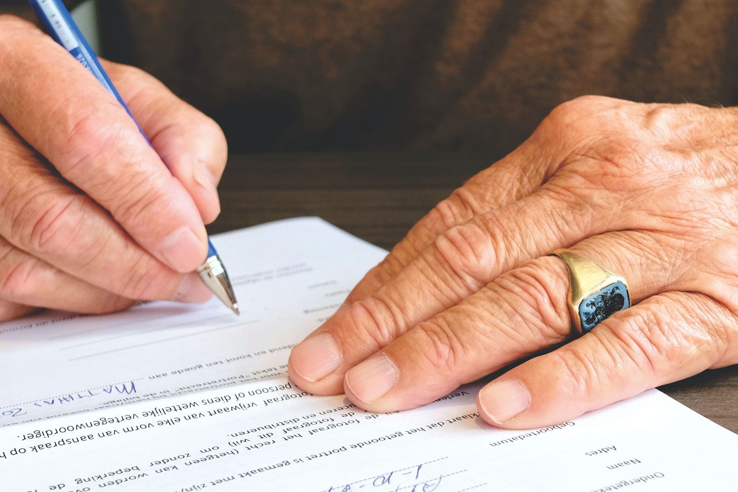 Anciano firmando un testamento